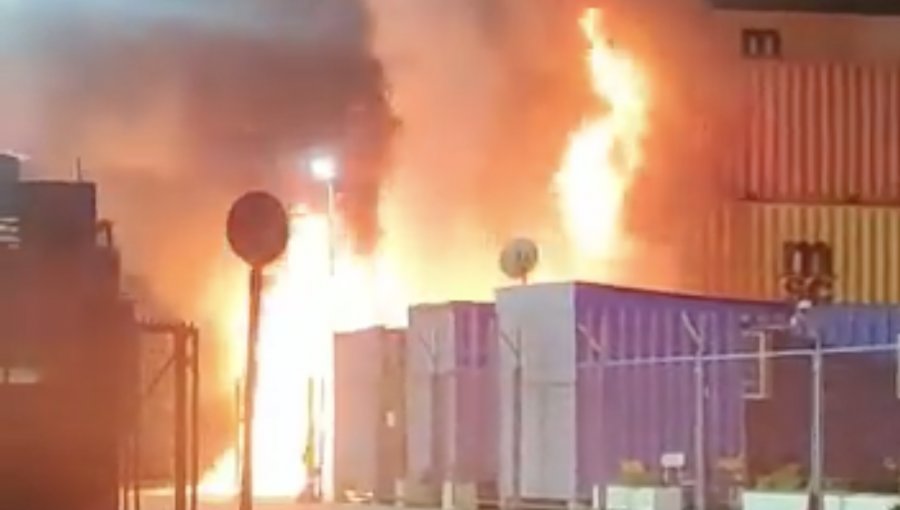 Máquina portacontenedores resulta consumida tras incendio en recinto extraportuario de San Antonio