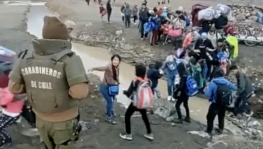 Polémica genera registro audiovisual que capta masivo ingreso de migrantes por Colchane