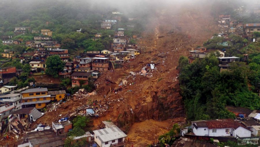 Casi 100 muertos dejan fuertes inundaciones y deslaves en la ciudad brasileña de Petrópolis