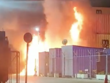 Máquina portacontenedores resulta consumida tras incendio en recinto extraportuario de San Antonio