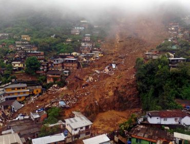 Casi 100 muertos dejan fuertes inundaciones y deslaves en la ciudad brasileña de Petrópolis