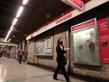 Metro informa del cierre de estación Baquedano en Línea 1 por manifestaciones