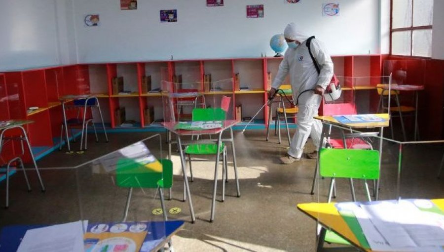 Expertos se suman al debate acerca del retorno a clases presenciales en marzo