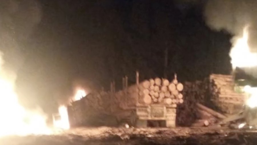 Tres camiones resultaron destruidos por incendio provocado por desconocidos en San Juan de la Costa