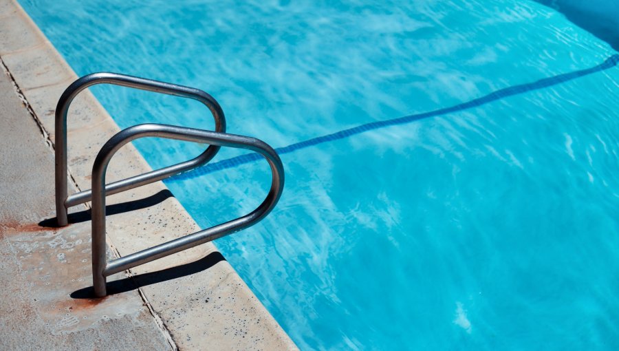Hallan sin vida y flotando en la piscina de su casa a una adolescente de 16 años en Quilpué