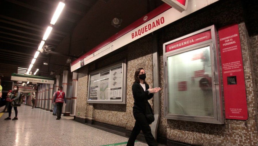 Metro informa del cierre de estación Baquedano en Línea 1 por manifestaciones