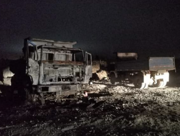 Tres camiones y una retroexcavadora fueron quemados en predio de una empresa en Villarrica