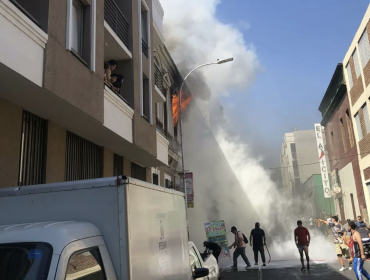 Incendio estructural en el barrio Yungay moviliza a bomberos de todo el Gran Santiago