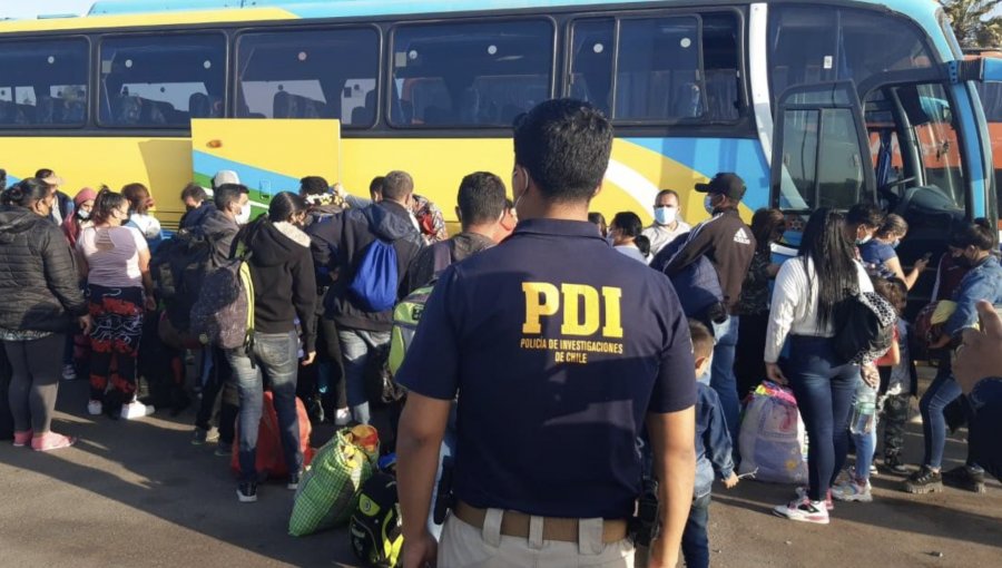 Por ingreso clandestino, PDI denuncia a 63 extranjeros sorprendidos en un bus en Petorca: viajaban de Iquique a Santiago