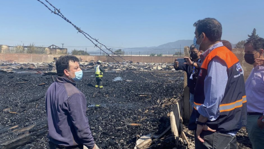 Ministro Delgado compromete ayuda económica del Gobierno a damnificados por gran incendio en San Fernando