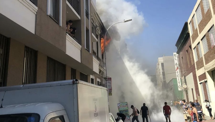 Incendio estructural en el barrio Yungay moviliza a bomberos de todo el Gran Santiago