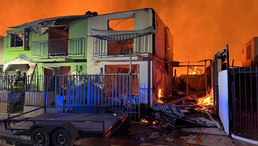 Casi un centenar de damnificados deja gran incendio en el centro de San Fernando
