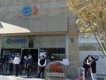 Delincuentes roban millones de pesos en artículos desde local de Entel en mall de San Bernardo
