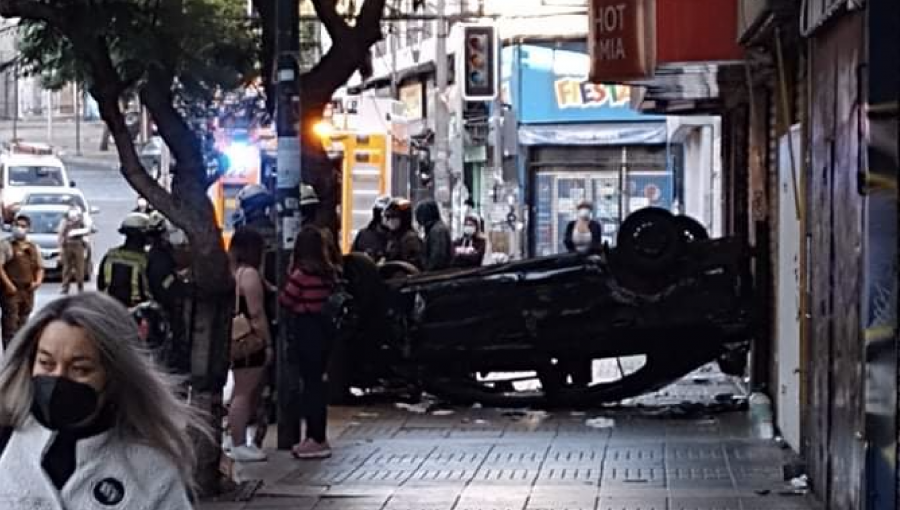 Accidente en transitada arteria del plan de Valparaíso termina con automóvil volcado y dos personas lesionadas
