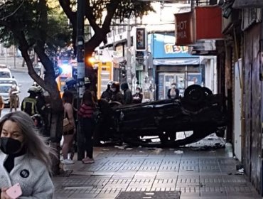 Accidente en transitada arteria del plan de Valparaíso termina con automóvil volcado y dos personas lesionadas