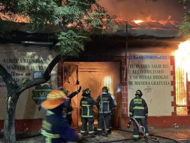Incendio afectó a locales comerciales del barrio Yungay de Santiago