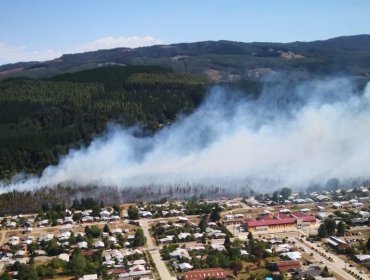 Declaran Alerta Roja para la comuna de Lanco por incendio forestal cercano a sectores habitados