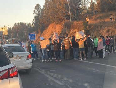 Por segundo día consecutivo vecinos de Placilla bloquean la ruta 68 en protesta por tomas de terreno