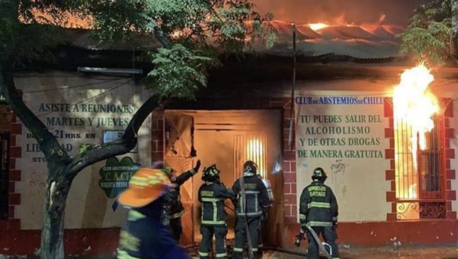 Incendio afectó a locales comerciales del barrio Yungay de Santiago