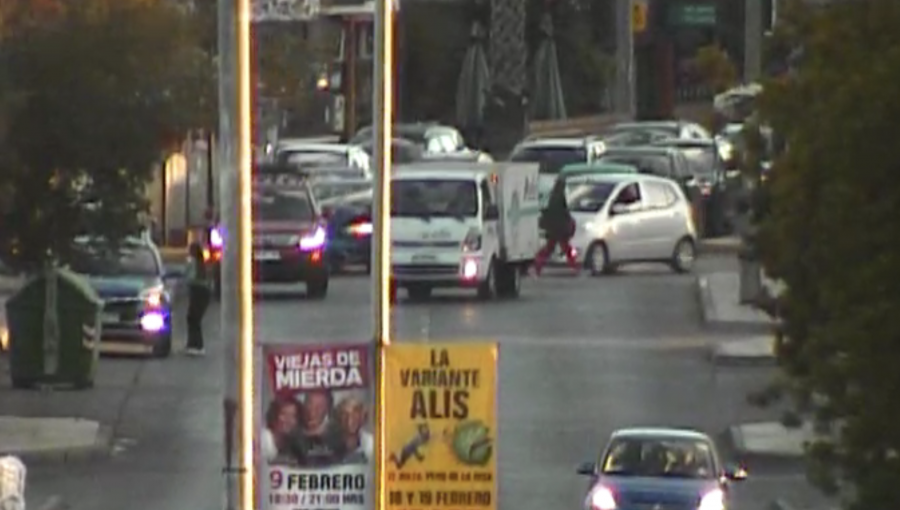 Dos lesionados, un vehículo volcado y alta congestión deja colisión en el borde costero de Viña del Mar