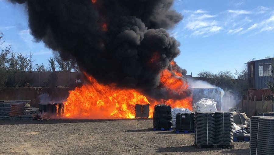 Incendio consumió acopios en Parque Industrial de Placilla: siniestro generó enorme columna de humo negro