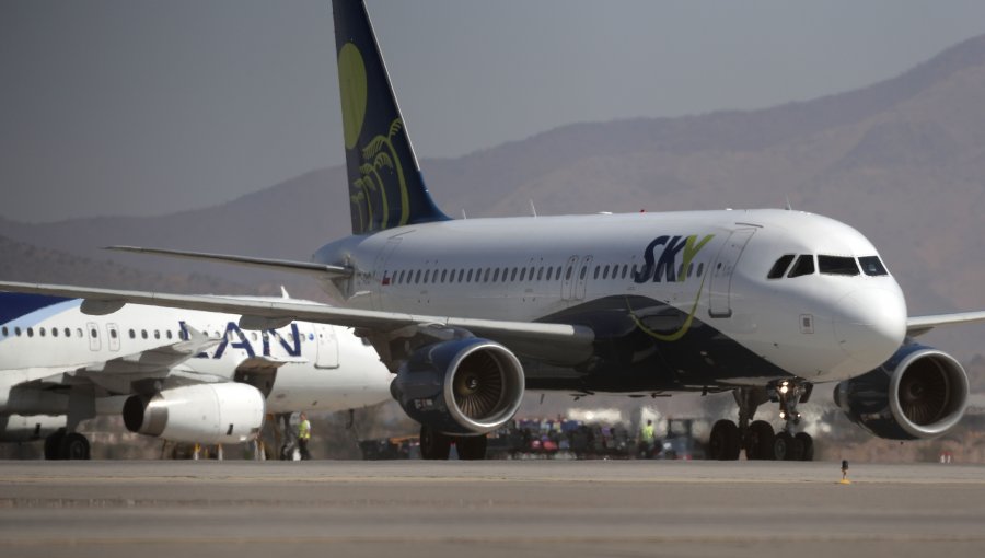 Sky cancela vuelo de Osorno a Santiago por brote de Covid-19 dentro de la tripulación