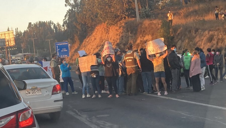 Por segundo día consecutivo vecinos de Placilla bloquean la ruta 68 en protesta por tomas de terreno
