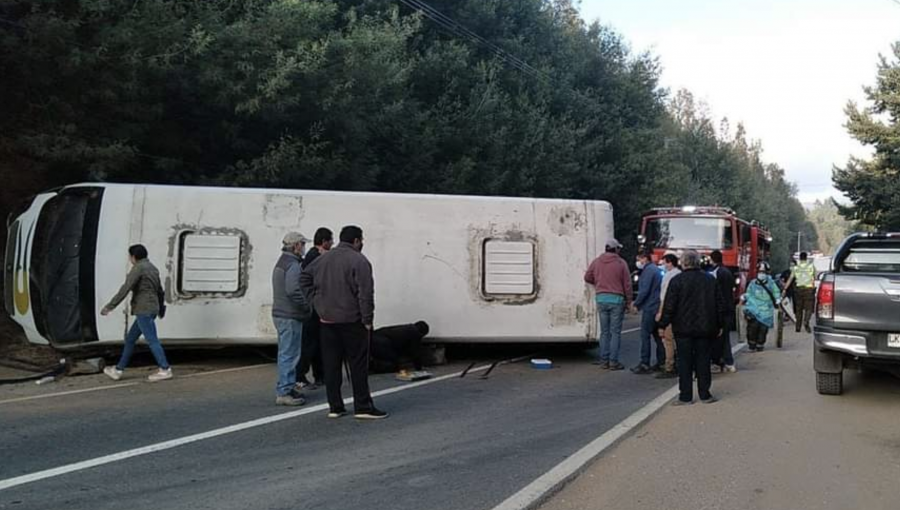 Ocho personas lesionadas deja accidente de tránsito que terminó con bus volcado en Florida