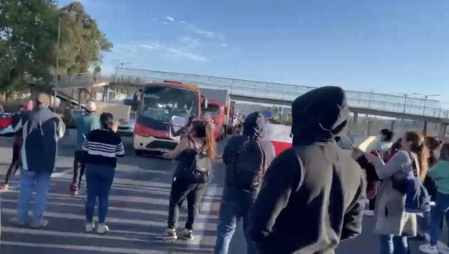 Gobierno compromete ayuda a vecinos que protestan por toma en Placilla, pero advierte que "no aceptarán" violencia para presionar
