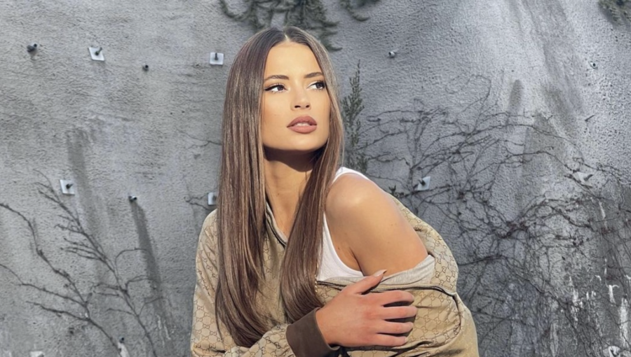 Julia Fernandes sacó aplausos en redes sociales con postal completamente desnuda
