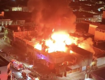 Cuatro heridos y medio centenar de damnificados deja incendio en casona de Iquique