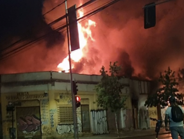 Cuatro locales comerciales y una casa resultaron consumidos por incendio en el barrio Franklin de Santiago