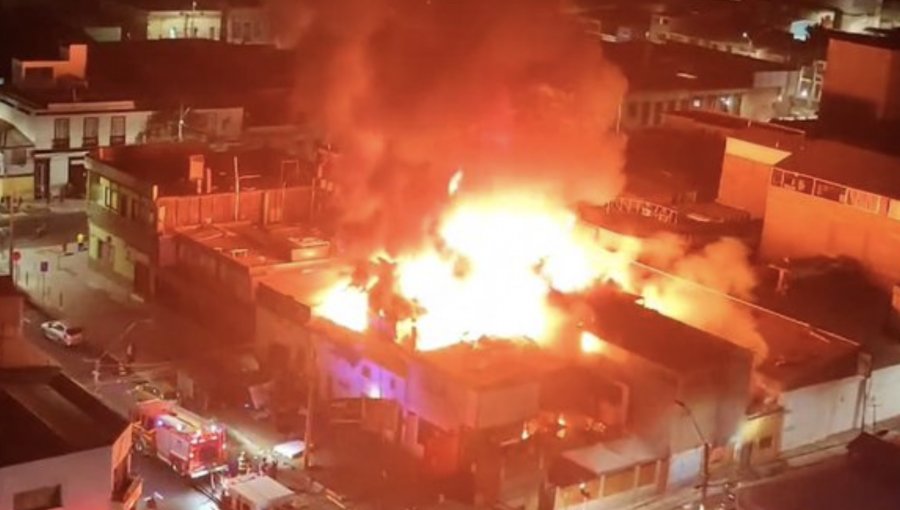 Cuatro heridos y medio centenar de damnificados deja incendio en casona de Iquique