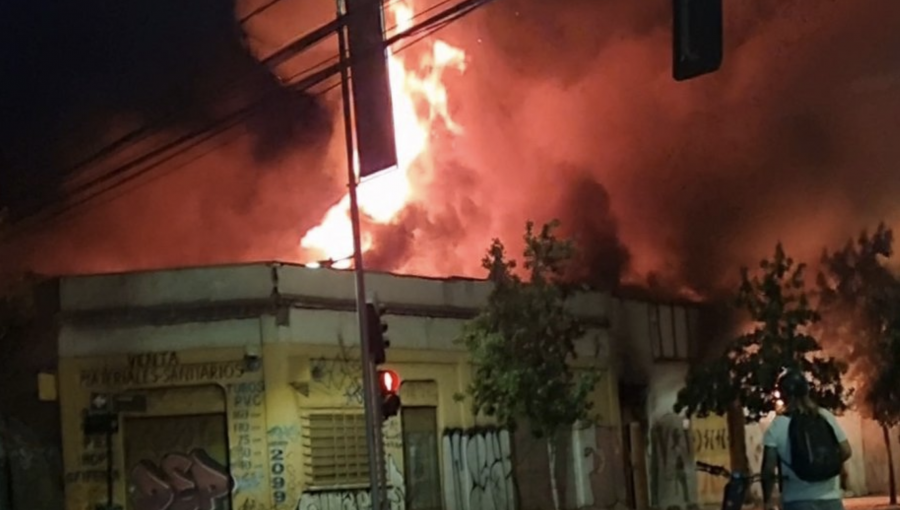 Cuatro locales comerciales y una casa resultaron consumidos por incendio en el barrio Franklin de Santiago