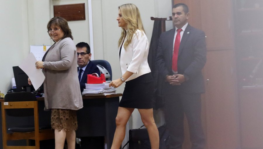 Ministra Rutherford interroga a la esposa del ex comandante en jefe del Ejército, Óscar Izurieta