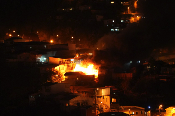 Adulta mayor de 74 años falleció durante incendio de vivienda en el cerro Merced de Valparaíso