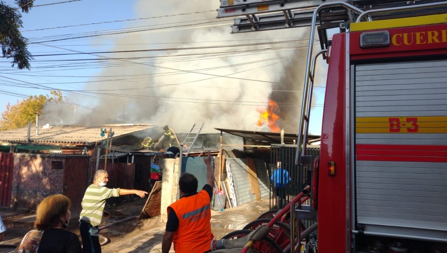 Incendio afectó a cuatro viviendas en Cerro Navia: dos quedaron totalmente destruidas