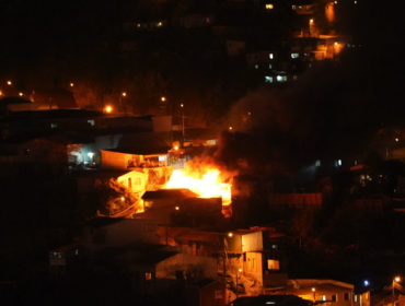 Adulta mayor de 74 años falleció durante incendio de vivienda en el cerro Merced de Valparaíso