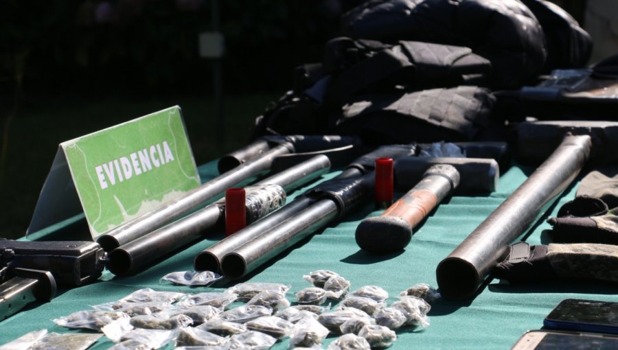 Incautan 12 armas de fuego en sendos procedimientos policiales en Viña del Mar y Quillota