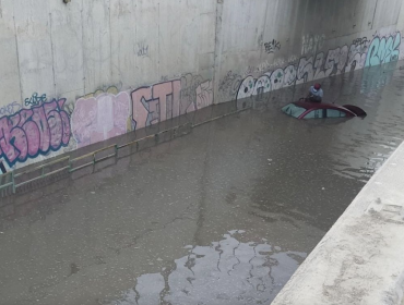 Rotura de matriz genera caos en Quilpué: paso bajo nivel se inunda y automóvil queda sumergido bajo el agua