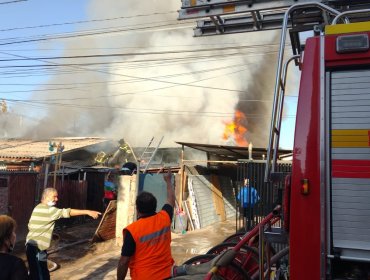 Incendio afectó a cuatro viviendas en Cerro Navia: dos quedaron totalmente destruidas