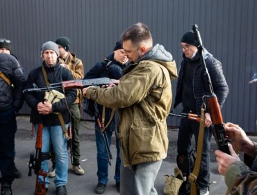 Civiles ucranianos se arman y varias explosiones sacuden Kiev tras la llegada de las tropas rusas