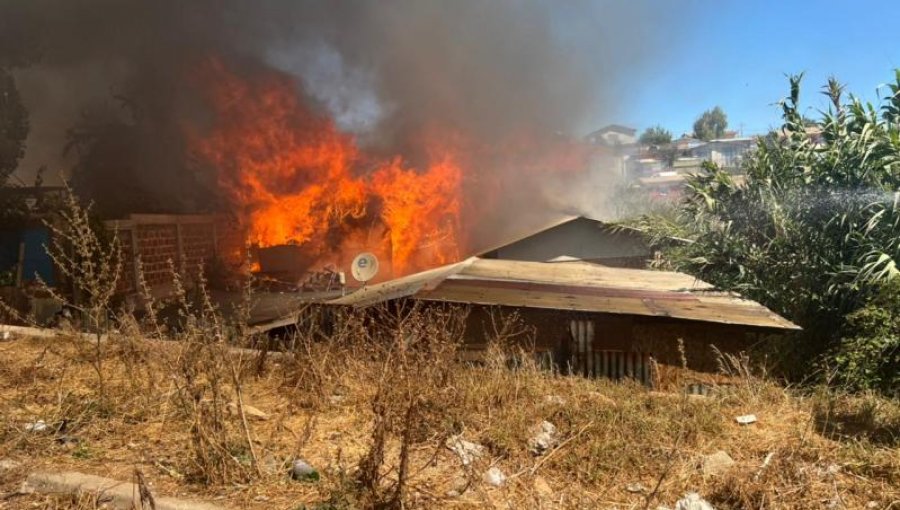 Viña del Mar: Violento incendio en Reñaca Alto deja 8 heridos y 18 personas damnificadas
