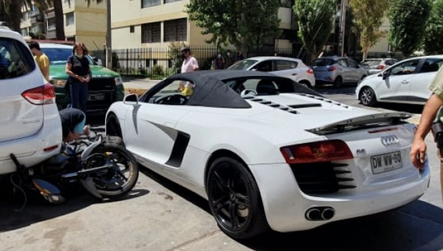 Conductor frustra robo de su automóvil tras impactar motocicleta de delincuentes que lo encañonaron en Viña del Mar