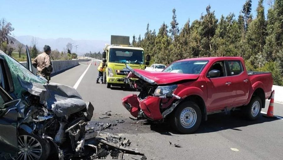 Dos heridos deja colisión frontal de alta energía entre vehículos en sector de Panquehue