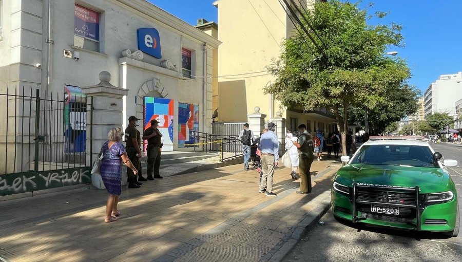 Dos detenidos deja robo a sucursal Entel en pleno centro de Viña del Mar: clientes fueron encañonados