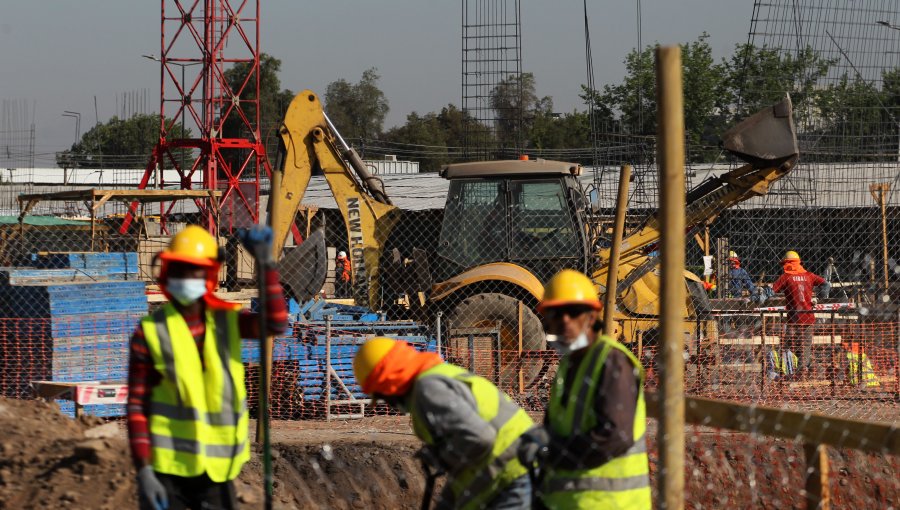 Tasa de desocupación descendió 2,9 puntos porcentuales en un año en Chile: 7,3% entre noviembre y enero