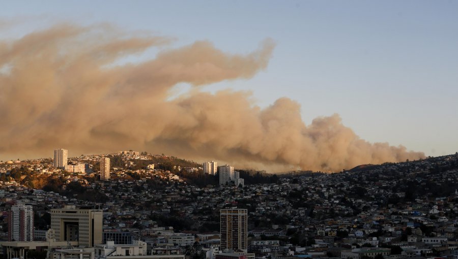 Declaran Alerta Roja por incendio forestal con propagación rápida en la parte alta de Valparaíso