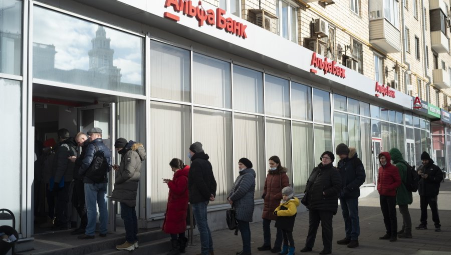 Rusos hacen largas filas para obtener dinero en efectivo en medio del desplome del rublo