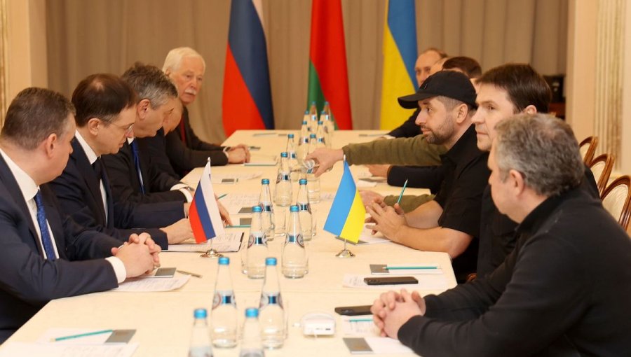 Qué pasó en la primera ronda de reuniones entre Ucrania y Rusia para buscar una salida pacífica al conflicto